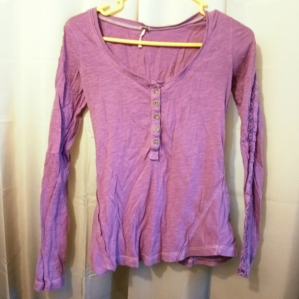 FREE PEOPLE Shell Lace Henley T-shirt Top XS Violet Purple Scoop neck blouse LS